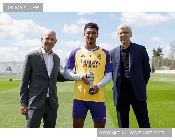 姆巴佩与贝林厄姆共同庆祝荣获FIFPRO最佳阵容奖杯合影留念